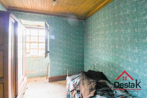 Moradia V3 em granito para remodelar em Pindelo dos Milagres