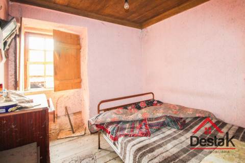 Moradia V3 em granito para remodelar em Pindelo dos Milagres