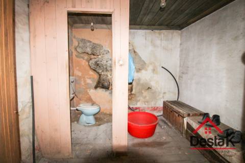 Moradia V3 em granito para remodelar em Pindelo dos Milagres