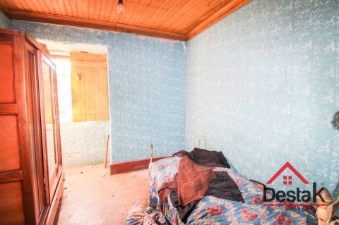 Moradia V3 em granito para remodelar em Pindelo dos Milagres