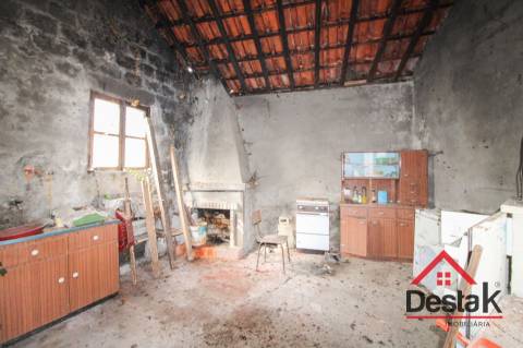 Moradia V3 em granito para remodelar em Pindelo dos Milagres