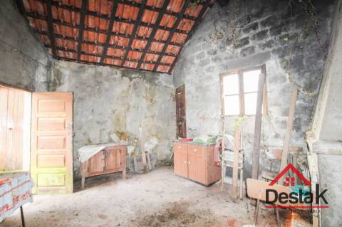 Moradia V3 em granito para remodelar em Pindelo dos Milagres