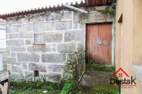 Moradia V3 em granito para remodelar em Pindelo dos Milagres