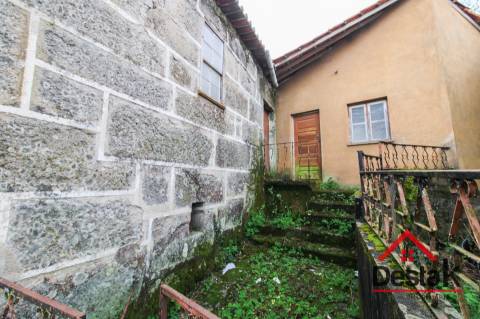 Moradia V3 em granito para remodelar em Pindelo dos Milagres