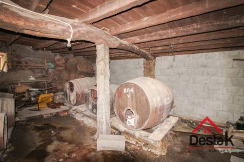 Moradia V3 em granito para remodelar em Pindelo dos Milagres