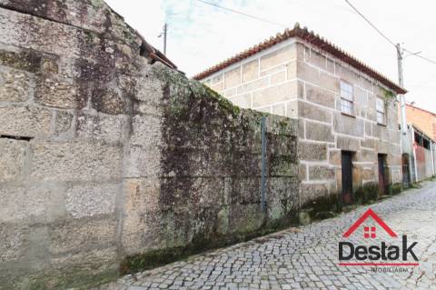 Moradia V3 em granito para remodelar em Pindelo dos Milagres