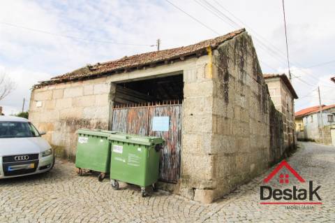 Moradia V3 em granito para remodelar em Pindelo dos Milagres