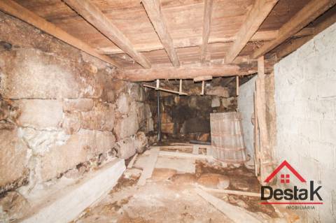 Moradia V3 em granito para remodelar em Pindelo dos Milagres