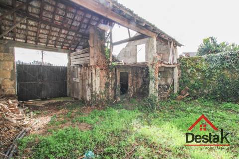 Moradia V3 em granito para remodelar em Pindelo dos Milagres