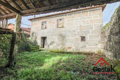 Moradia V3 em granito para remodelar em Pindelo dos Milagres