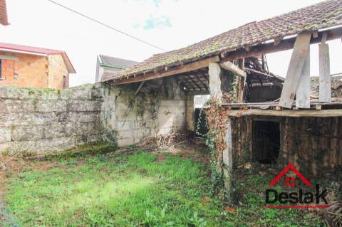 Moradia V3 em granito para remodelar em Pindelo dos Milagres