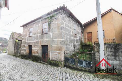 Moradia V3 em granito para remodelar em Pindelo dos Milagres