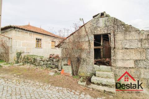 Moradia V3 em granito para remodelar em Pindelo dos Milagres