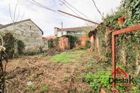 Moradia V3 em granito para remodelar em Pindelo dos Milagres