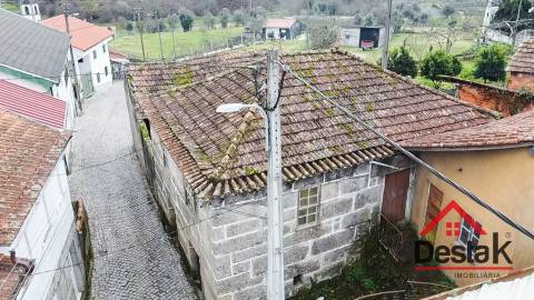 Moradia V3 em granito para remodelar em Pindelo dos Milagres