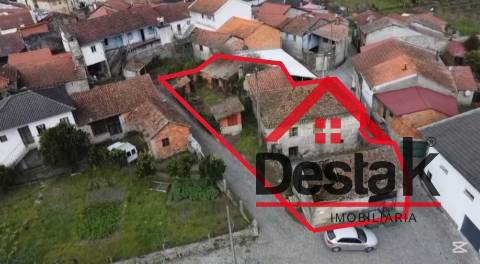 Moradia V3 em granito para remodelar em Pindelo dos Milagres