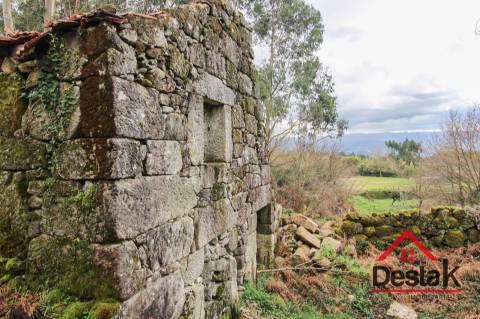 Quinta com moradia para reconstruir em Dianteiro,  Santa Cruz da Trapa.