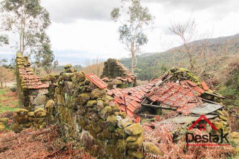 Quinta com moradia para reconstruir em Dianteiro,  Santa Cruz da Trapa.