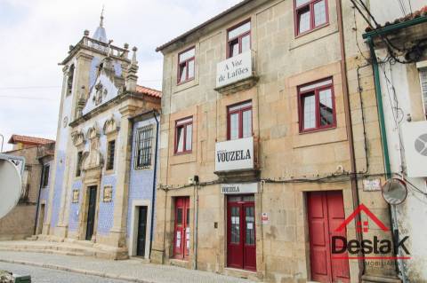 Prédio em granito para venda no centro de Vouzela