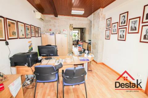 Prédio em granito para venda no centro de Vouzela