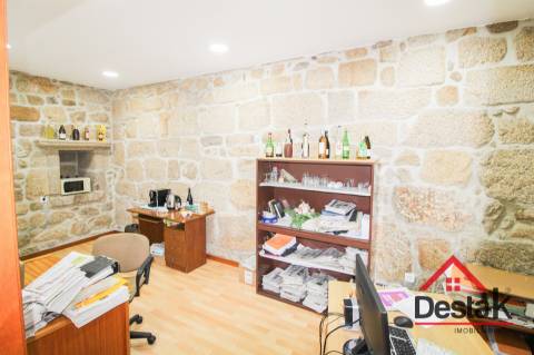 Prédio em granito para venda no centro de Vouzela