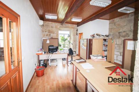 Prédio em granito para venda no centro de Vouzela