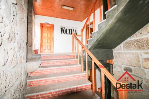 Prédio em granito para venda no centro de Vouzela