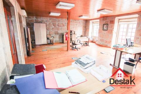 Prédio em granito para venda no centro de Vouzela