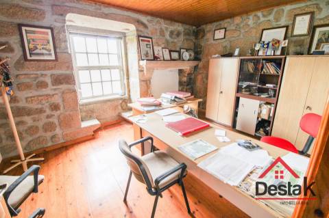 Prédio em granito para venda no centro de Vouzela