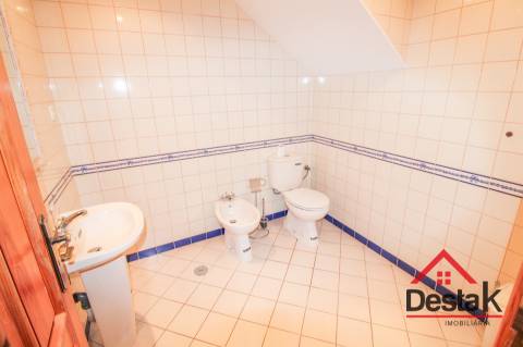 Prédio em granito para venda no centro de Vouzela