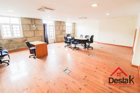 Prédio em granito para venda no centro de Vouzela