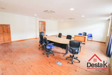 Prédio em granito para venda no centro de Vouzela