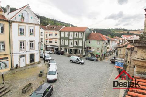 Prédio em granito para venda no centro de Vouzela