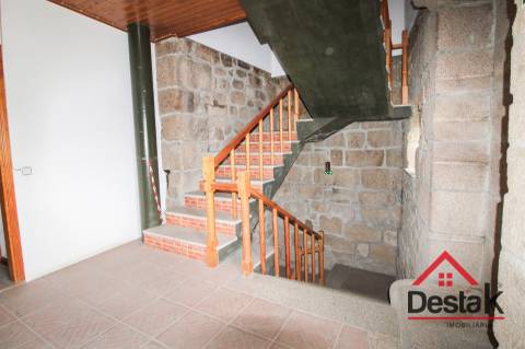 Prédio em granito para venda no centro de Vouzela