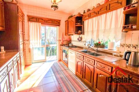 Moradia V4 para Venda no Centro de São Pedro do Sul