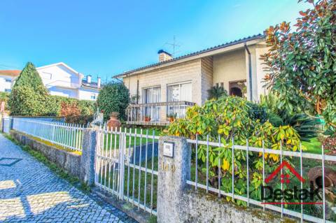 Moradia V4 para Venda no Centro de São Pedro do Sul