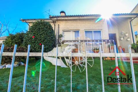 Moradia V4 para Venda no Centro de São Pedro do Sul