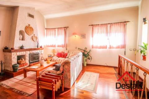 Moradia V4 para Venda no Centro de São Pedro do Sul