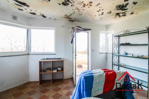 Moradia em Pedra com Terraço e Vista Incrível — Serra de São Macário