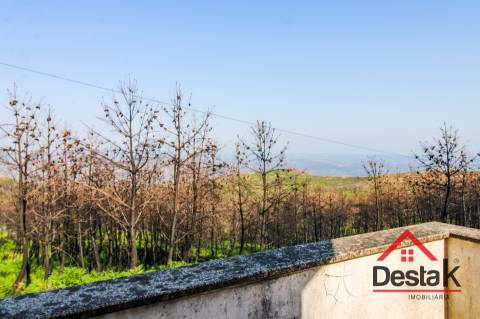 Moradia em Pedra com Terraço e Vista Incrível — Serra de São Macário