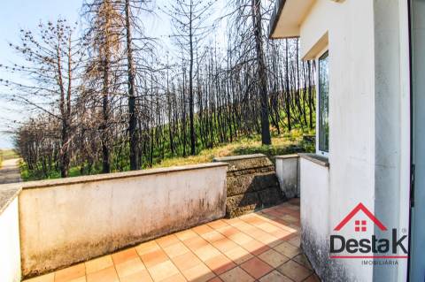 Moradia em Pedra com Terraço e Vista Incrível — Serra de São Macário