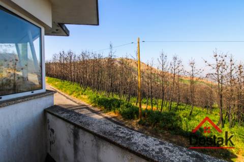 Moradia em Pedra com Terraço e Vista Incrível — Serra de São Macário
