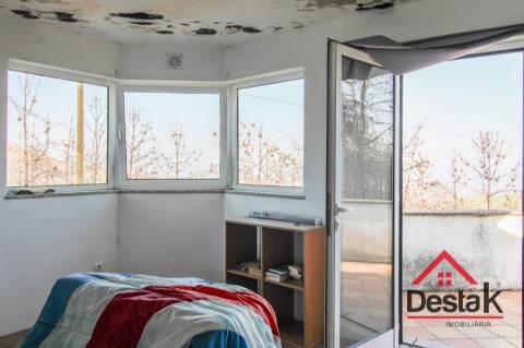 Moradia em Pedra com Terraço e Vista Incrível — Serra de São Macário