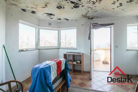 Moradia em Pedra com Terraço e Vista Incrível — Serra de São Macário