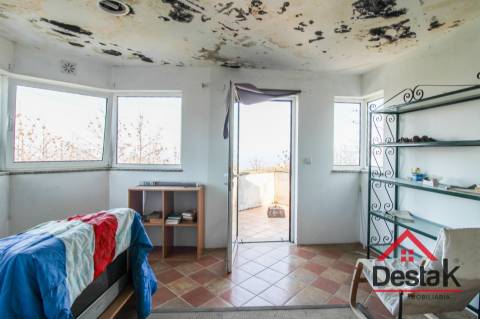 Moradia em Pedra com Terraço e Vista Incrível — Serra de São Macário