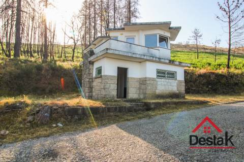 Moradia em Pedra com Terraço e Vista Incrível — Serra de São Macário