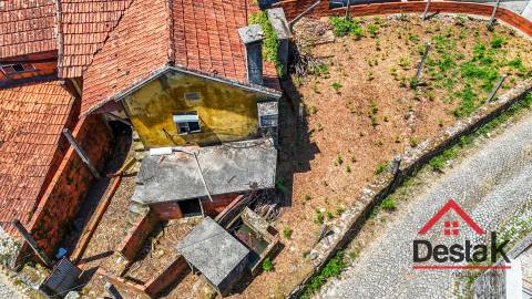 Moradia V2 para venda em Pereiras para remodelar