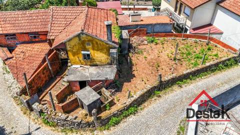 Moradia V2 para venda em Pereiras para remodelar