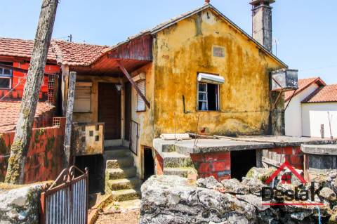 Moradia V2 para venda em Pereiras para remodelar