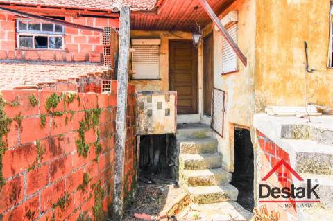 Moradia V2 para venda em Pereiras para remodelar